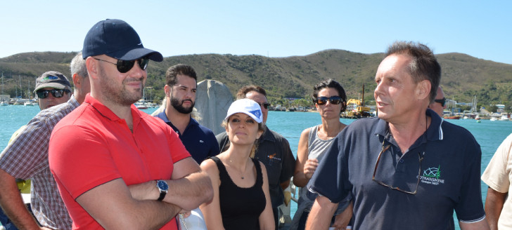 Christopher Gygès, en baie de Numbo, aux côtés du pilote du groupe Synergie Numbo, Alain Giraud.