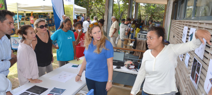 Isabelle Champmoreau a parcouru les stands de la fête de l’École calédonienne et échangé avec les élèves sur leurs projets.