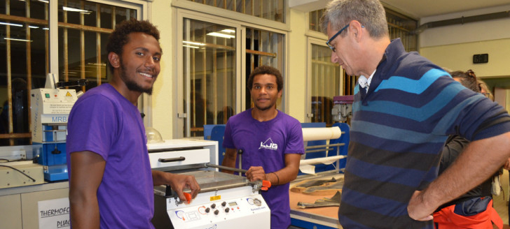 Des élèves du lycée Jules-Garnier expliquent le fonctionnement de la thermoformeuse du Fablab de l’établissement.