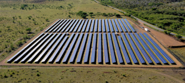 La ferme solaire Kota Boré a une puissance actuelle de 3,2 MWc qui sera bientôt augmentée avec l’installation de 5 000 nouveaux panneaux (© engie). 