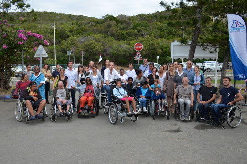 L’inauguration a eu lieu en présence de représentants des associations en lien avec le handicap, d’enfants de l’école François-Griscelli et des athlètes handisport Nicolas Brignone et Pierre Fairbank.